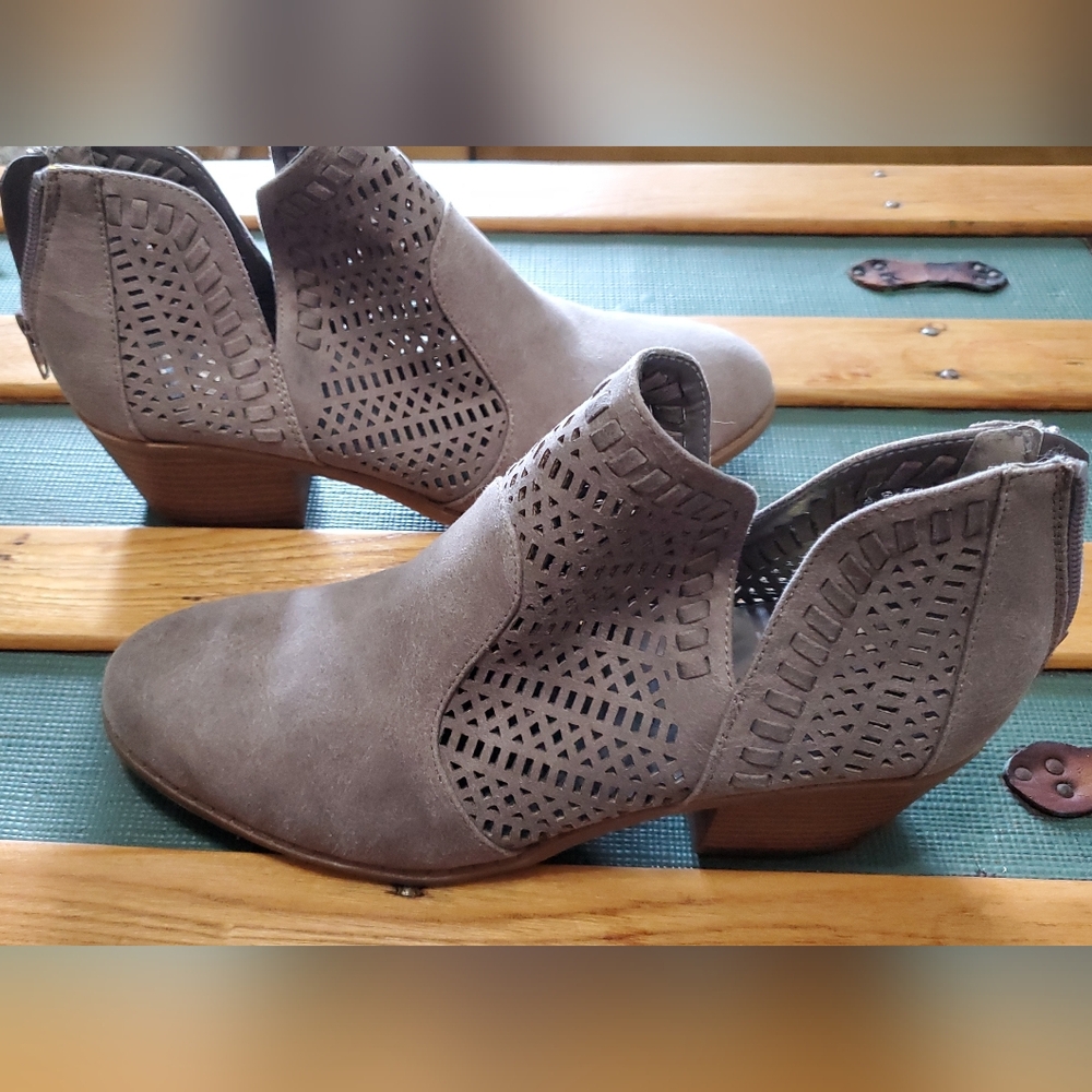 NWOT Fergalicious by Fergie Taupe Ankle Booties with Cut-out Design, Size 8 - Picture 5 of 5